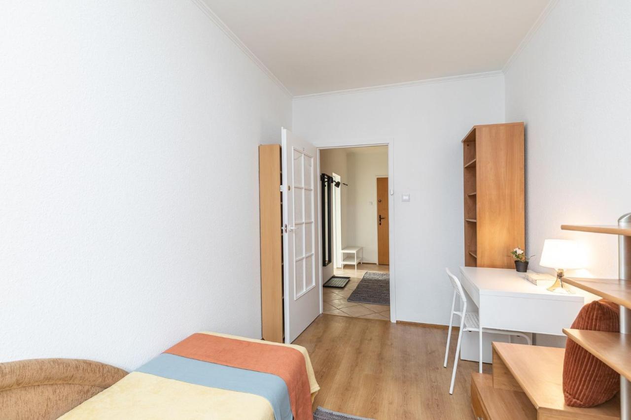 Room, Pirenejska 20 Cozy Rooms Warschau Exterior foto