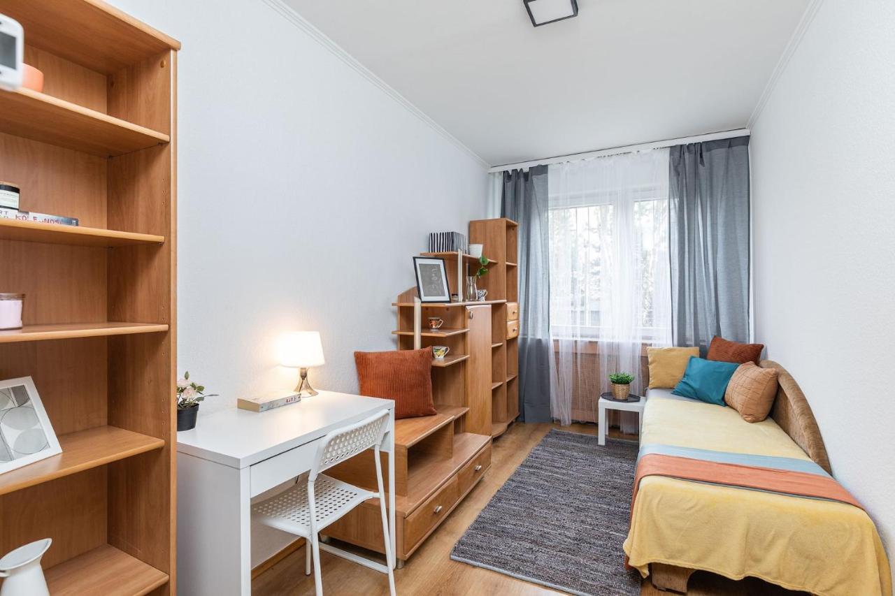 Room, Pirenejska 20 Cozy Rooms Warschau Exterior foto